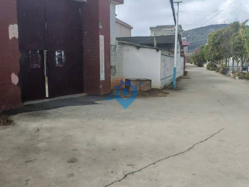 占地二仟陆佰平米，厂房一仟二佰平米，宿舍十二间，卫生间二间，